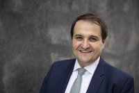 Porträtfoto von NRW-Medienminister Nathanael Liminski