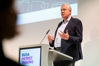 Alexander Lenders, Vorstandsvorsitzender des BVDA, eröffnet die Mitgliederversammlung