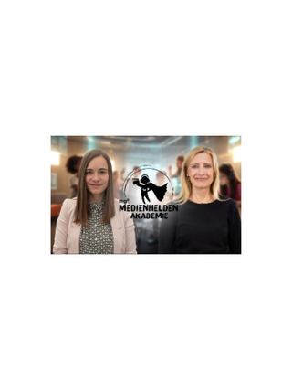Zwei Frauen stehen nebeneinander; Logo Medienakademie
