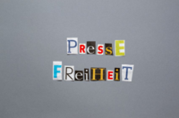 Schriftzug mit dem Wort "Pressefreiheit"