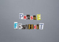 Schriftzug mit dem Wort "Pressefreiheit"