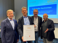 Die Chefredakteure der Grafschafter Nachrichten, Steffen Burkert und Guntram Dörr (Bildmitte, von links), erhielten die Auszeichnung von den Vorsitzenden Heinrich Meyer (Initiative Tageszeitung) und Anton Sahlender (Ombudsleute).
