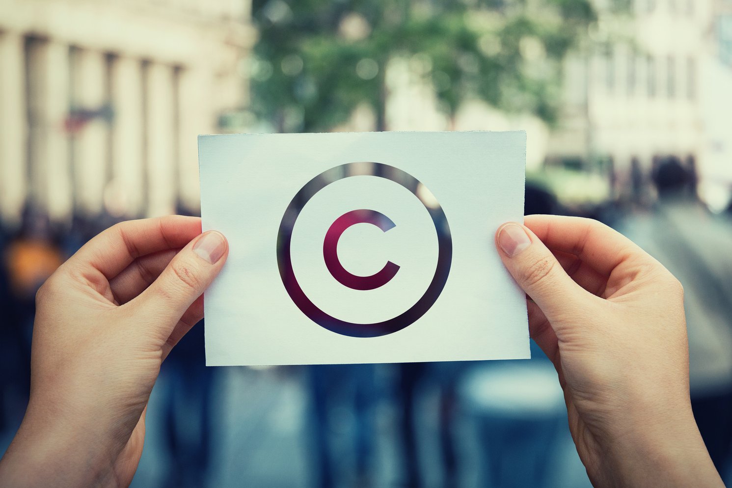 Copyright Symbol gehalten von zwei Händen