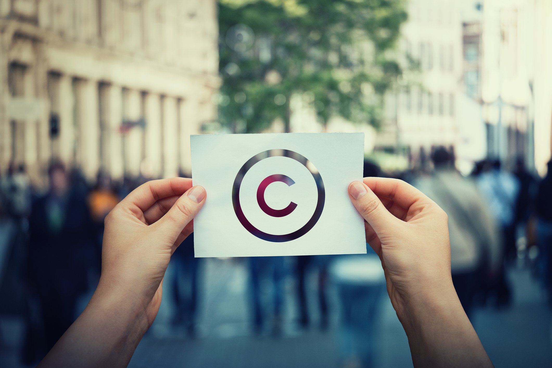 Copyright Symbol gehalten von zwei Händen