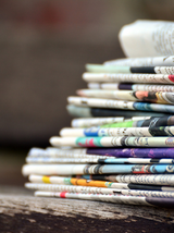 Symbolbild Zeitungsstapel
