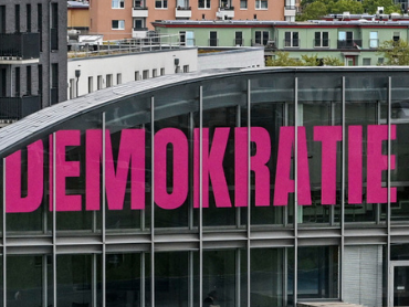 Haus der Presse beklebt mit Titel Demokratie braucht viele Stimmen
