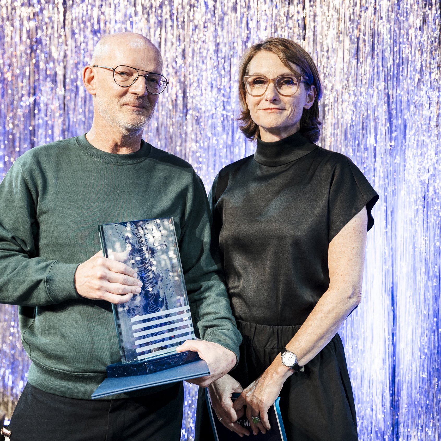 Foto Preisträger mit Trophäe und Jury-Patin