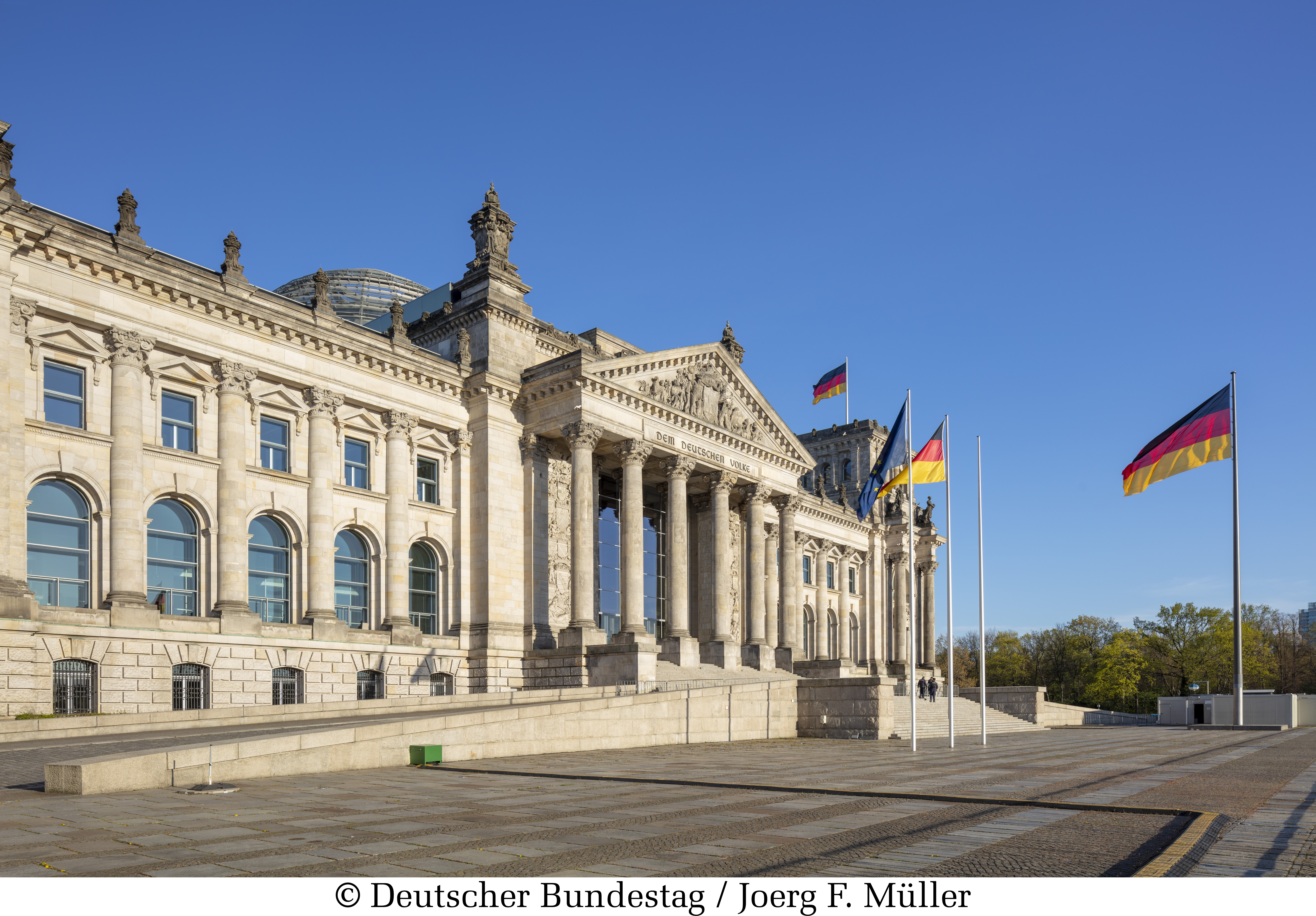 Ansicht der Westseite des Reichstagsgebäudes.; RTG, Außenansicht, Fassade, Säule, Säulen,Westen, Deutschlandfahne, Deutschlandflagge, Strasse, Vorplatz