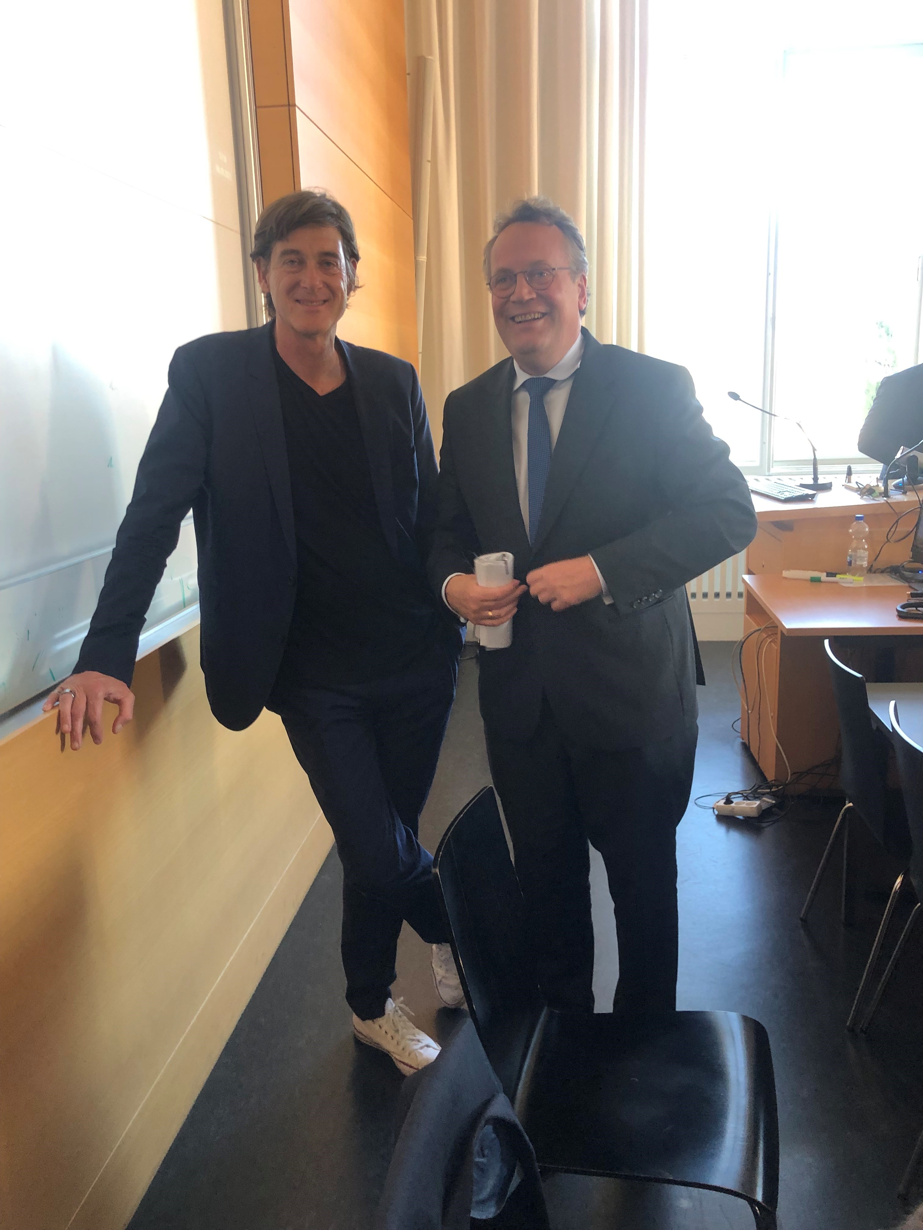 Lorenz Maroldt und Prof. Dr. Gregor Thüsing stehen nebeneinander