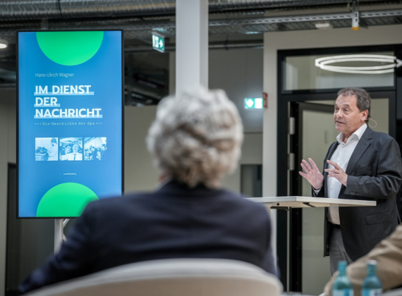 Hans-Ulrich Wagner stellt sein Buch der Geschichte der dpa vor