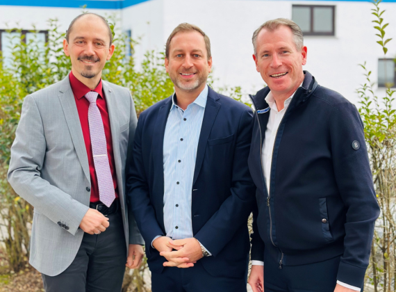 Oliver Naumann (Verleger und Geschäftsführer), Carsten Lohmüller (Verlagsleiter und Head of Media & Digital Business), Jochen Grossmann (Geschäftsführer, v. li.).