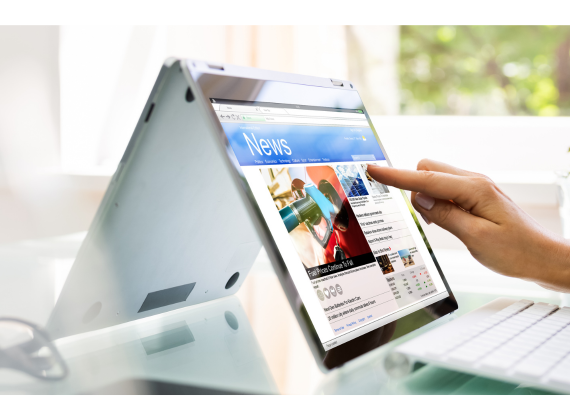 Tablet mit geöffneter News-Website