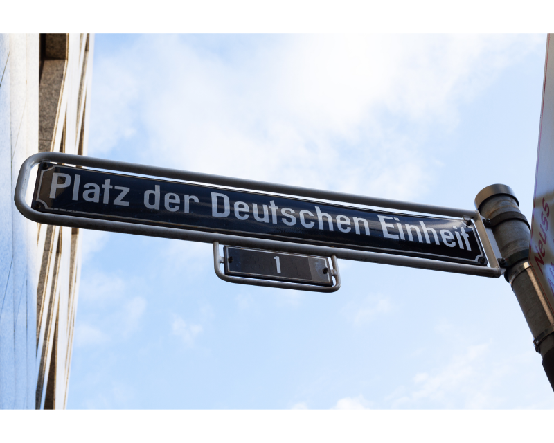 Straßenschild Platz der Deutschen Einheit