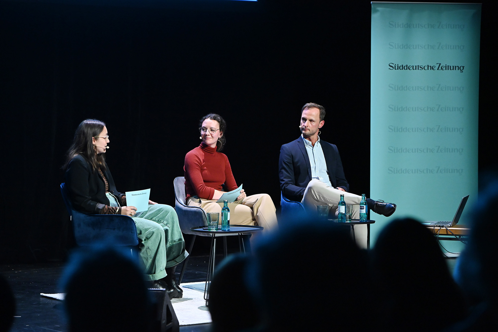 Podium mit zwei Frauen und einem Mann bei einer Veranstaltung der Süddeutschen Zeitung