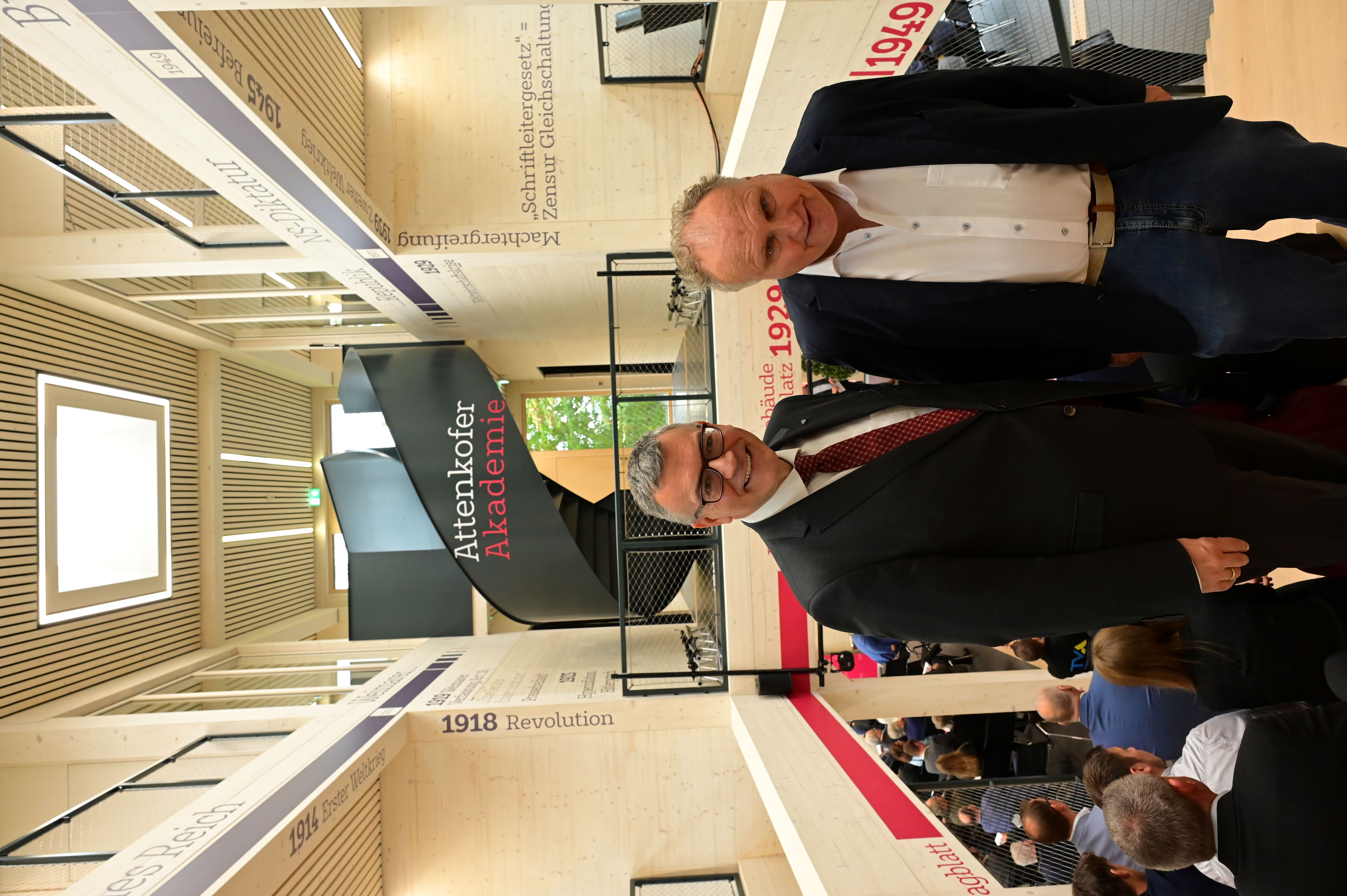 Dr. Florian Herrmann (l.), Leiter der Bayerischen Staatskanzlei, und Verleger Prof. Dr. Martin Balle (r.) im Eingangsbereich des Neubaus der Attenkofer Akademie