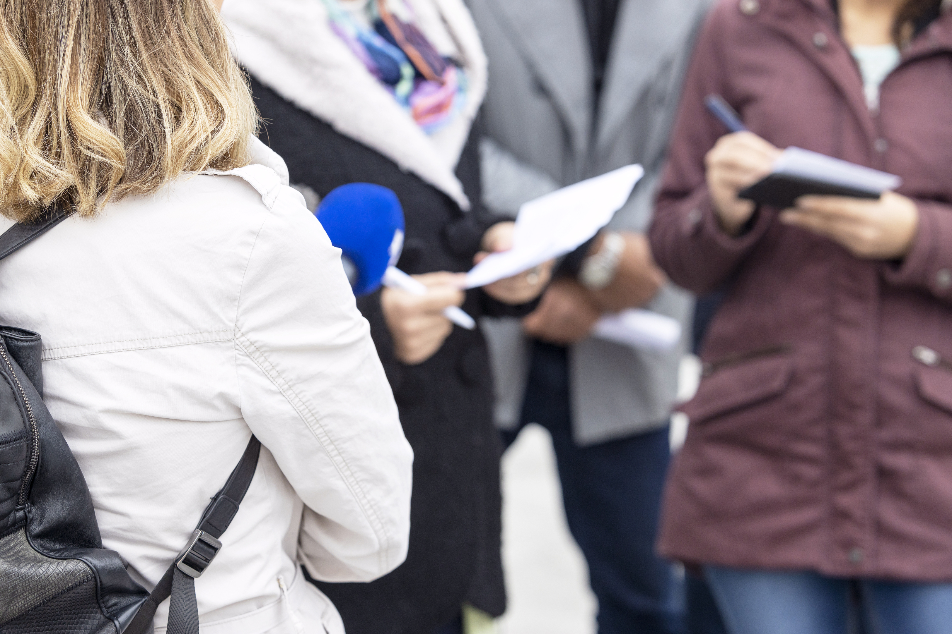Reporter beim Außeneinsatz