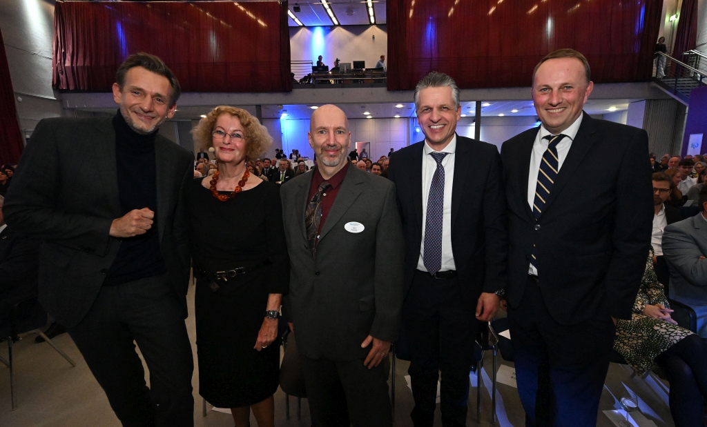 v.l.n.r.: Benjamin Piel / Chefredakteur WESER-KURIER Angelika Saade / Geschäftsführerin Osterholzer Zeitungsverlag GmbH Lars Fischer / Redaktionsleiter Osterholzer Kreisblatt Thorsten Frei / Bundesminister für besonderen Aufgaben und Chef des Bundeskanzleramtes David Koopmann / Vorstand der Bremer Tageszeitungen AG und Geschäftsführer Osterholzer Zeitungsverlag GmbH