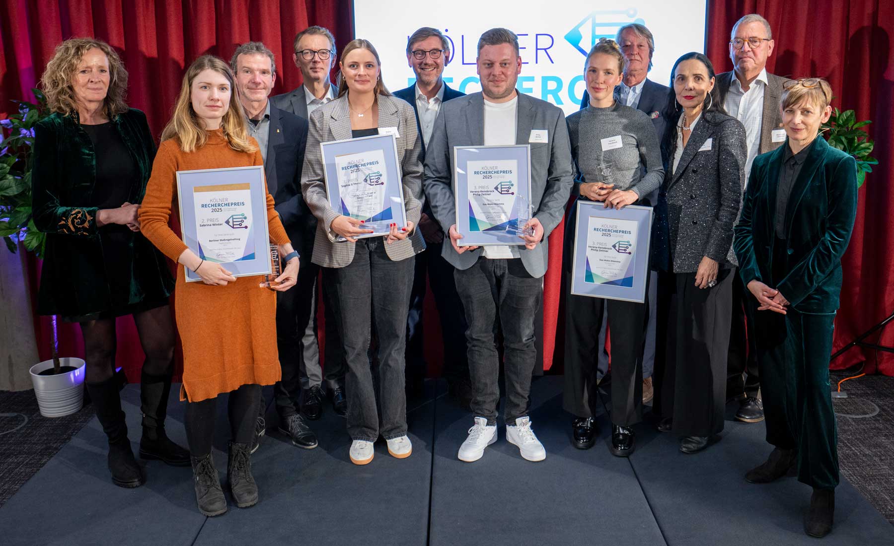 Die Siegerinnen und Sieger des "Kölner Recherchepreises" zusammen mit der Jury.