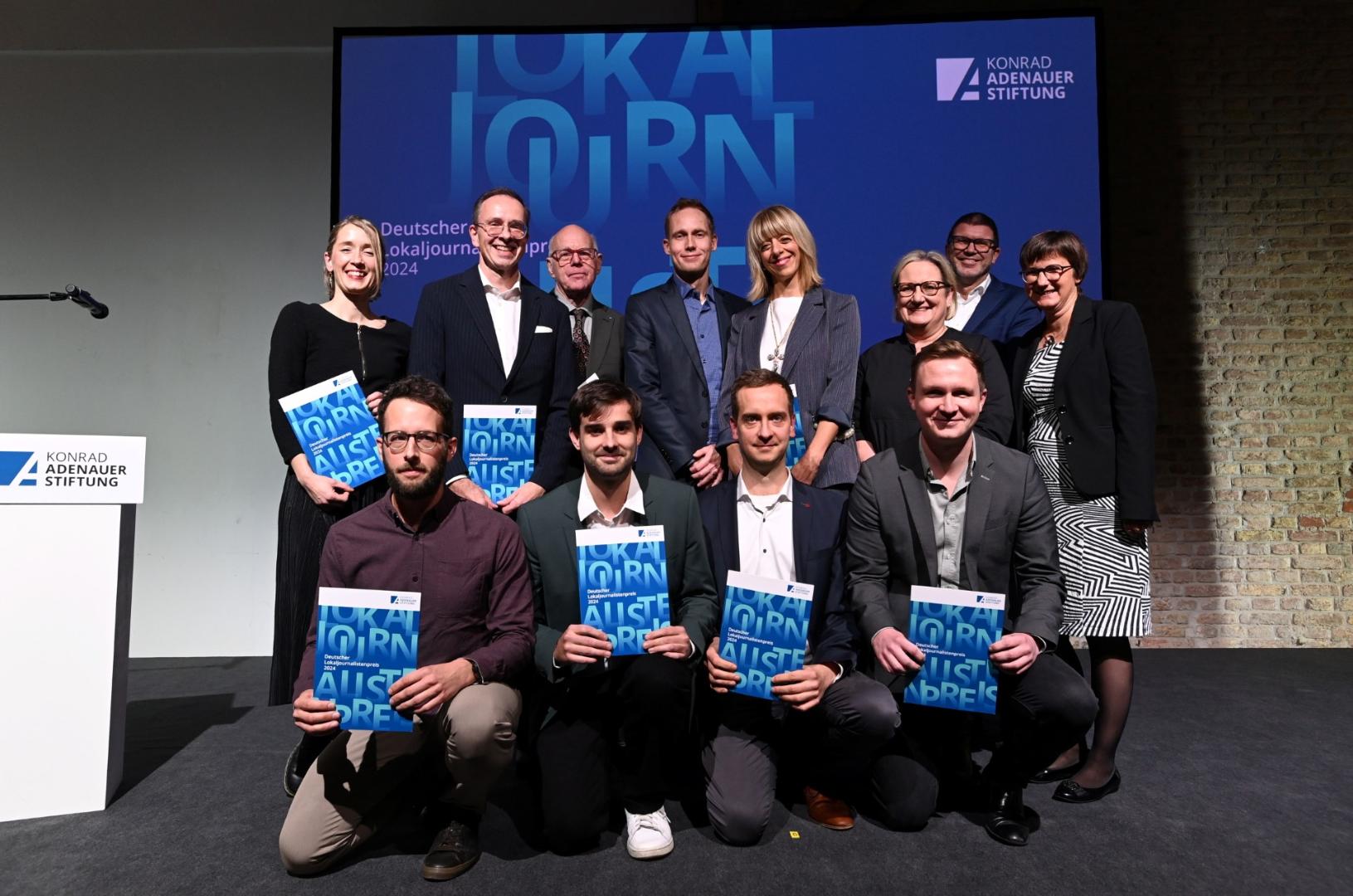 Das Investigativ-Team der Augsburger Allgemeinen freut isch  mit Chefredakteur Peter Müller über den 1. Preis.