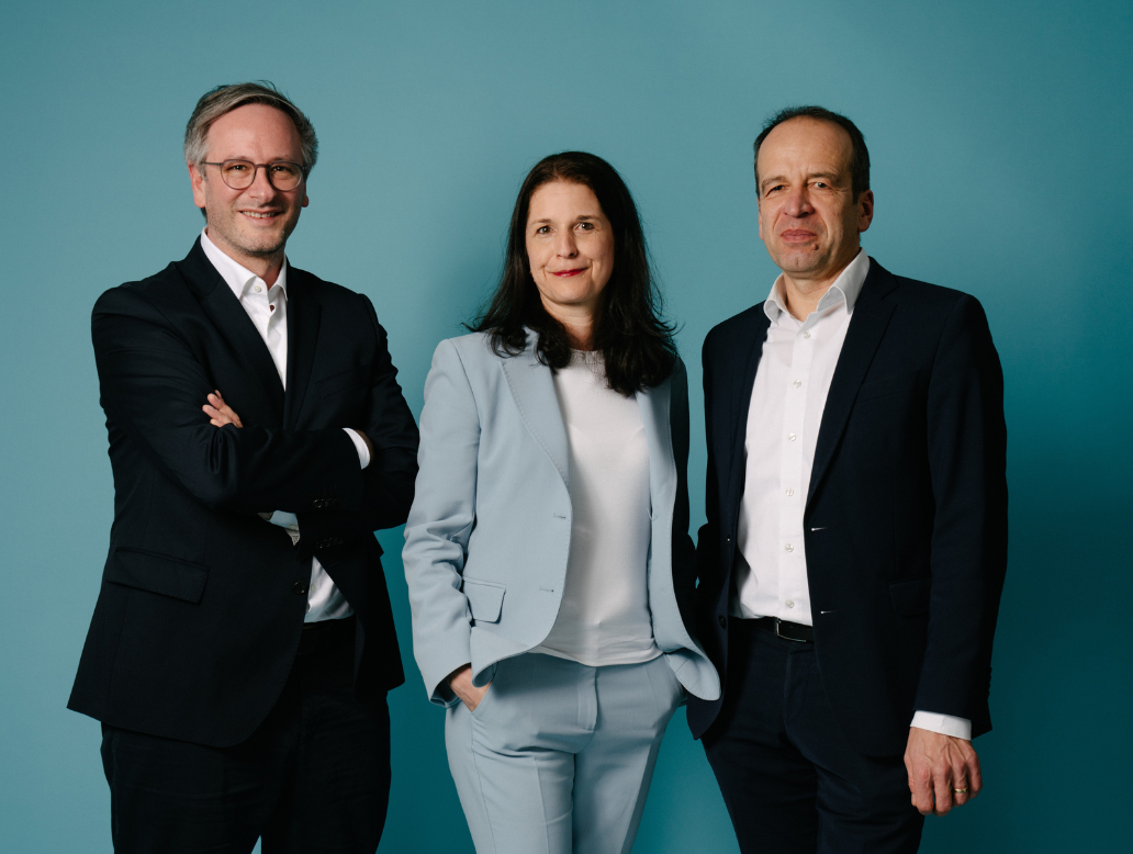 v.l.n.r. Roman Deininger (künftiger stellvertretender Chefredakteur), Judith Wittwer (Chefredakteurin), Ulrich Schäfer (stellvertretender Chefredakteur)