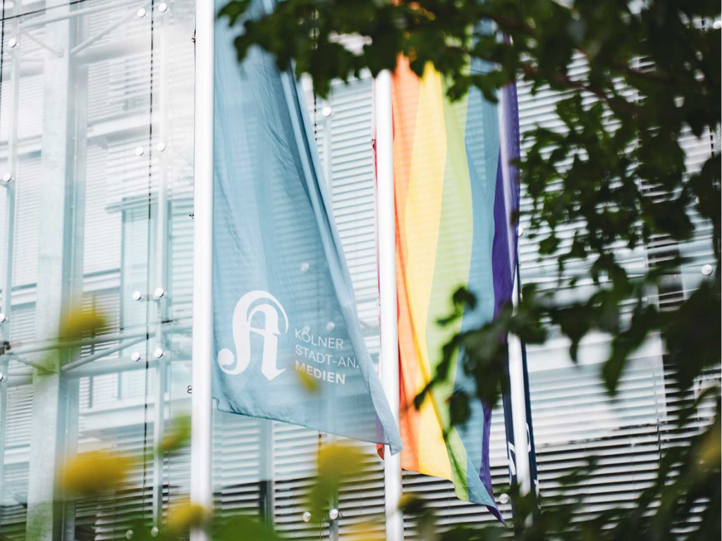 Fahnen vor dem Redaktionsgebäude