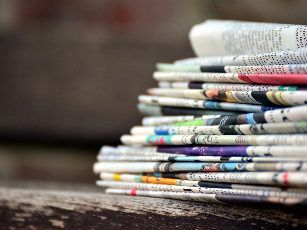 Symbolbild Zeitungsstapel