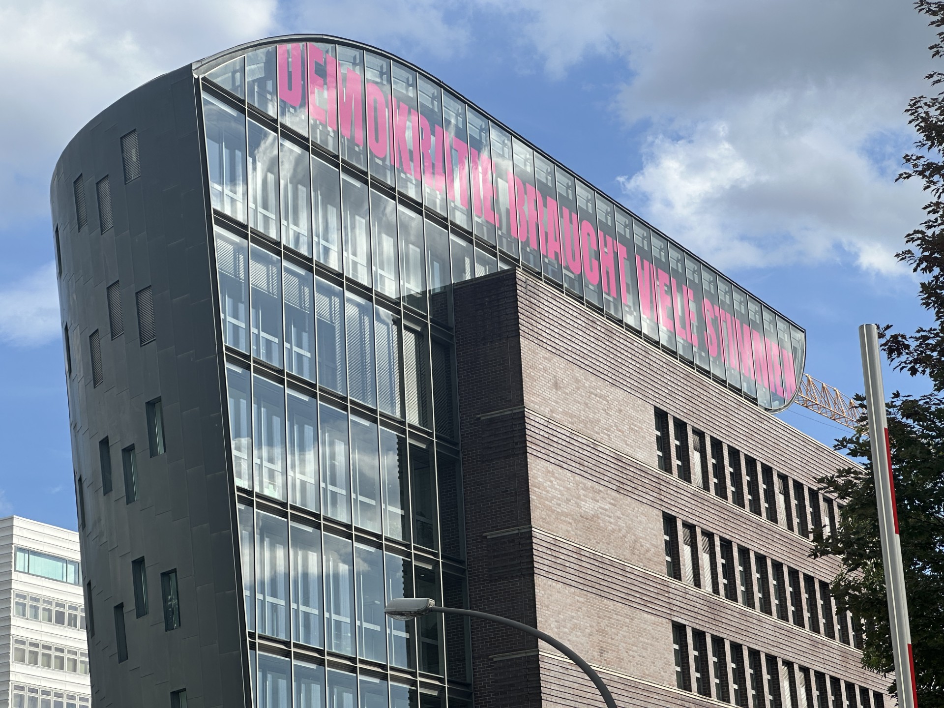 Foto Haus der Presse mit Schriftzug "Demokratie braucht viele Stimmen"