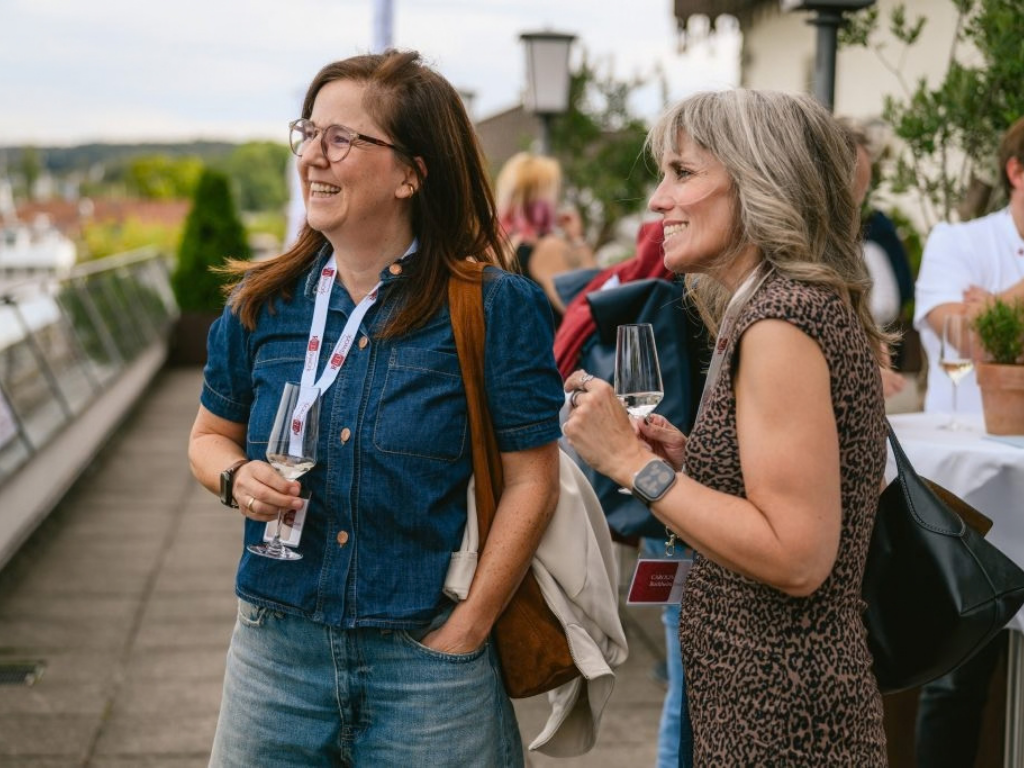 2 Frauen auf Konferenz