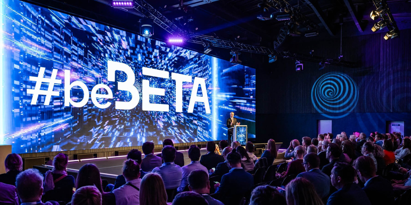 Foto der #beBeta Veranstaltungsbühne 2025