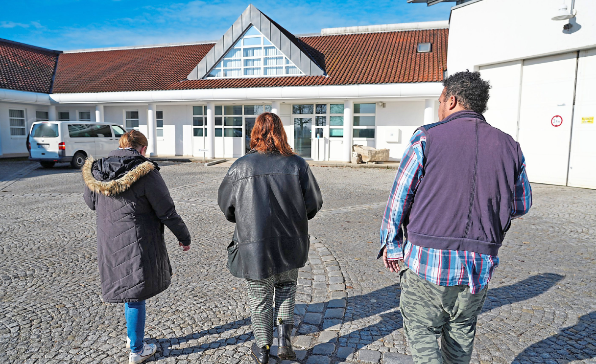 3 Menschen vor Straubings Psychiatrie