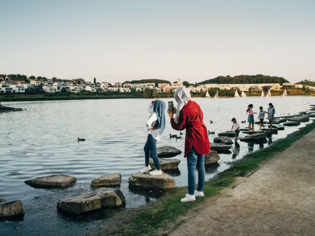 Mutter und Tochter am Fluss