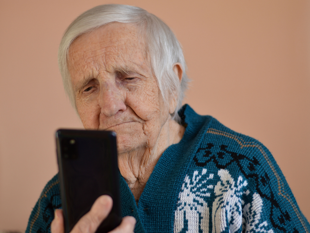 Alte Frau mit Smartphone