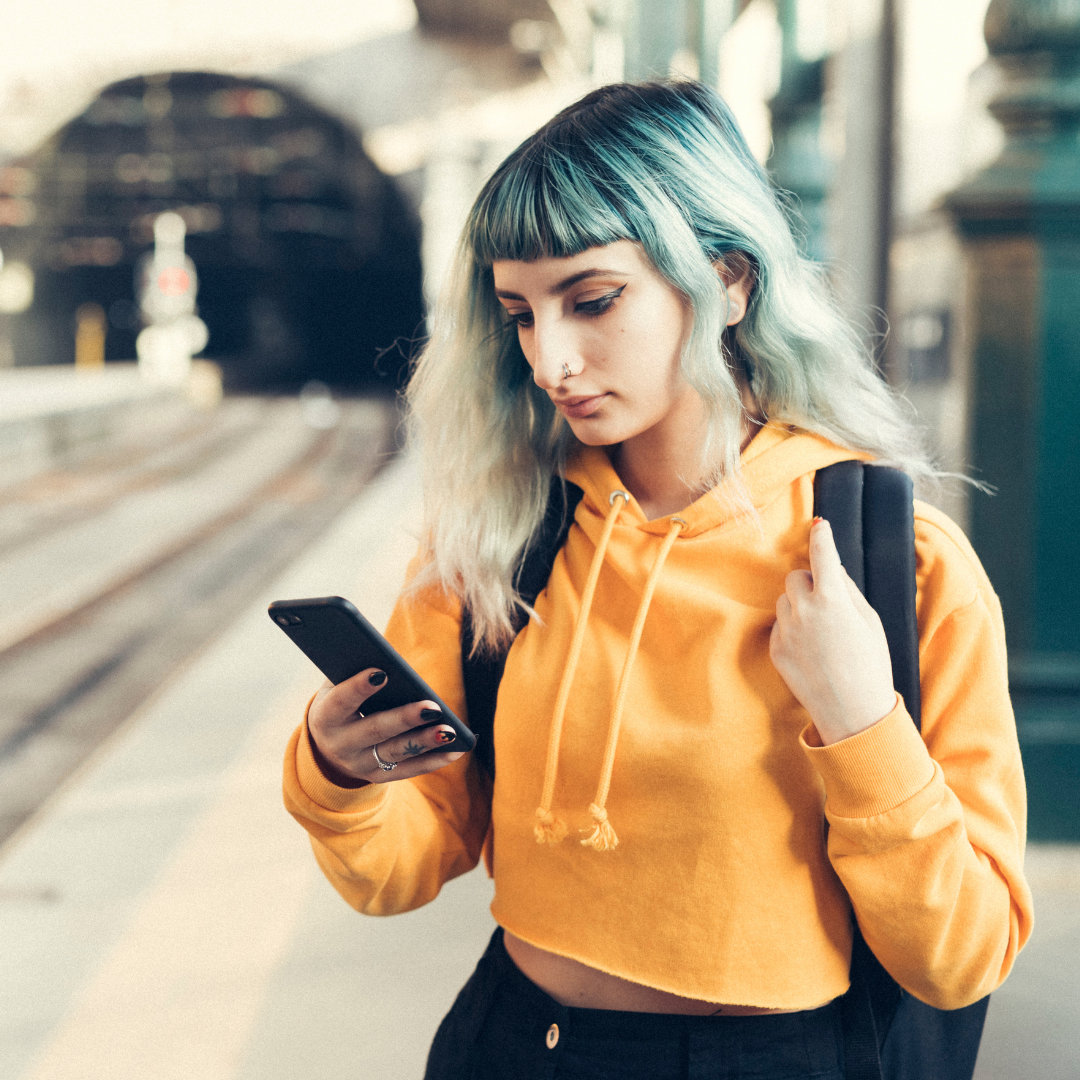 Frau mit Handy